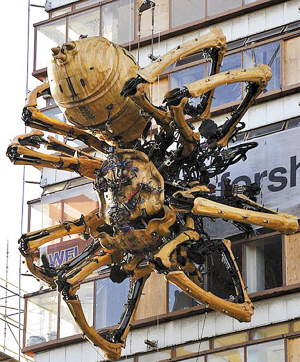 15米長巨型蜘蛛機械裝置亮相城市樓宇，創意藝術引發熱議