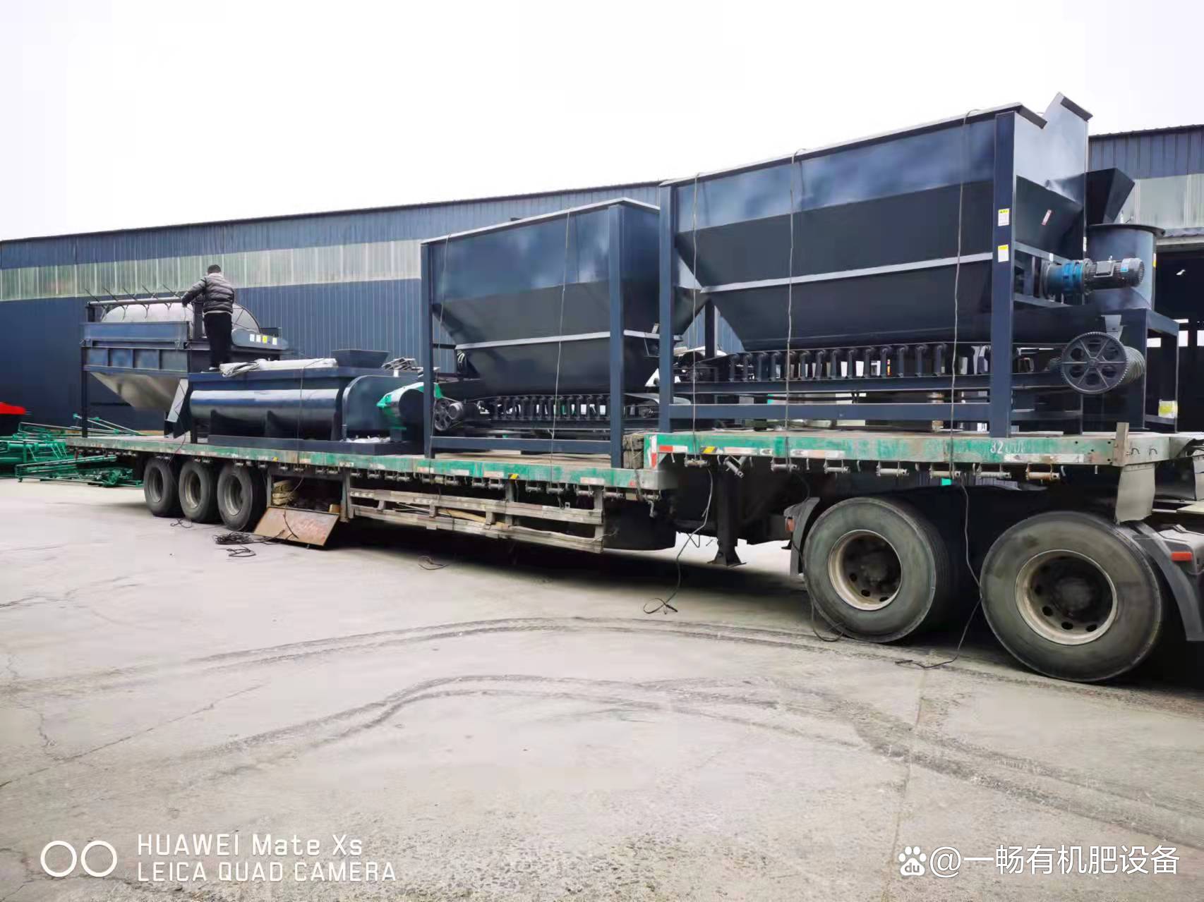 牛羊雞豬糞有機(jī)肥加工生產(chǎn)線 翻堆機(jī)在粉狀有機(jī)肥生產(chǎn)中的核心作用